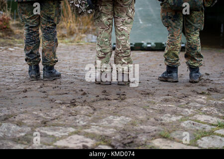 Artlenburg, Deutschland. November 2017 30. Ein britischer Soldat (C) steht zusammen mit zwei deutschen Soldaten bei einer Militärübung in Artlenburg, Deutschland, am 30. November 2017. Quelle: Philipp Schulze/dpa/Alamy Live News Stockfoto