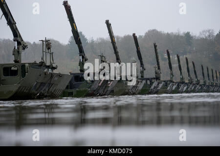 Artlenburg, Deutschland. November 2017 30. Deutsche und britische Soldaten bilden mit Brückenfahrzeugen „M3 Amphibienrig“ eine Brücke über die Elbe in Artlenburg, Deutschland, 30. November 2017. Quelle: Philipp Schulze/dpa/Alamy Live News Stockfoto