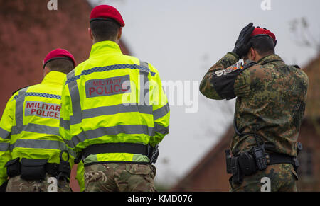 Artlenburg, Deutschland. November 2017 30. Zwei britische und ein deutscher (R) Militärpolizisten stehen während einer Militärübung in Artlenburg am 30. November 2017 hoch. Quelle: Philipp Schulze/dpa/Alamy Live News Stockfoto