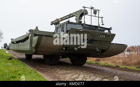 Artlenburg, Deutschland. November 2017 30. Ein British Bridging Vehicle M3 fährt während eines Trainings in Artlenburg, Deutschland, am 30. November 2017 in Richtung Wasser. Quelle: Philipp Schulze/dpa/Alamy Live News Stockfoto