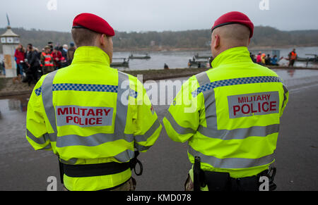 Artlenburg, Deutschland. November 2017 30. Zwei britische Militärpolizisten stehen während einer Militärübung in Artlenburg, Deutschland, am 30. November 2017 hoch. Quelle: Philipp Schulze/dpa/Alamy Live News Stockfoto