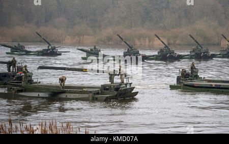 Artlenburg, Deutschland. November 2017 30. Deutsche und britische Soldaten bilden mit Brückenfahrzeugen „M3 Amphibienrig“ eine Brücke über die Elbe in Artlenburg, Deutschland, 30. November 2017. Quelle: Philipp Schulze/dpa/Alamy Live News Stockfoto