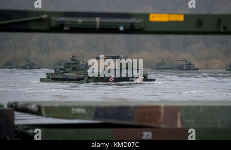 Artlenburg, Deutschland. November 2017 30. Ein deutsches Überbrückungsfahrzeug „M3 Amphibienfahrzeug“ schwimmt in der Elbe in Artlenburg, Deutschland, 30. November 2017. Quelle: Philipp Schulze/dpa/Alamy Live News Stockfoto