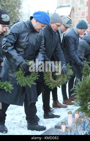 Pappilankuja, Vantaa, Finnland. 6. Dezember 2017. Tag der Unabhängigkeit Ehrenwache für WWII finnische Lote mit gewöhnlichen Menschen der selben Alter wie die Verstorbene gefallen. Stockfoto