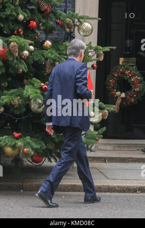 London, Großbritannien. 6. Dezember 2017. Der britische Schatzkanzler Philip Hammond geht aus Nr. 11 Downing Street London Credit: Amer ghazzal/alamy leben Nachrichten Stockfoto