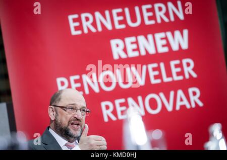 Berlin, Deutschland. Dezember 2017. Der Vorsitzende der Sozialdemokratischen Partei Deutschlands (SPD), Martin Schulz, spricht während der Internationalen Konferenz der Partei der europäischen Sozialisten im Willy Brandt Haus in Berlin, Deutschland, 6. Dezember 2017. Quelle: Kay Nietfeld/dpa/Alamy Live News Stockfoto