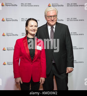 Prof. dr. Karin buettner - Janz (Mitglied der "Hall of Fame", ehemalige Turnerin) und Bundespraesident frank - Walter Steinmeier. Deutsche Sporthilfe - Forum' Werte des Sports" bei der Deutschen Telekom AG in Berlin, Deutschland, 23.11.2017. | Verwendung weltweit Stockfoto