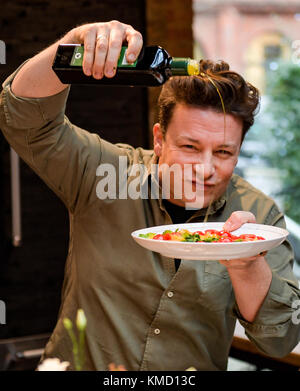 Hamburg, Deutschland. Dezember 2017. Der britische Küchenchef Jamie Oliver kocht am 6. Dezember 2017 in der One Kitchen Culinary School in Hamburg. Oliver präsentierte auch sein Buch „5 Ingredients · Quick & Easy Food Rezepte“. Quelle: Axel Heimken/dpa/Alamy Live News Stockfoto