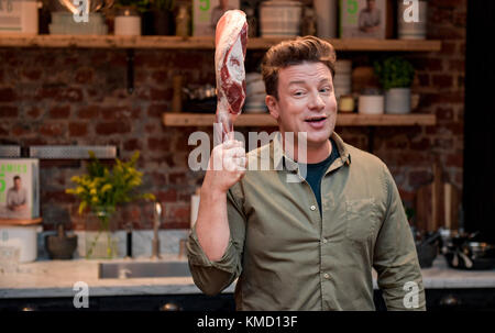 Hamburg, Deutschland. Dezember 2017. Der britische Küchenchef Jamie Oliver kocht am 6. Dezember 2017 in der One Kitchen Culinary School in Hamburg. Oliver präsentierte auch sein Buch „5 Ingredients · Quick & Easy Food Rezepte“. Quelle: Axel Heimken/dpa/Alamy Live News Stockfoto