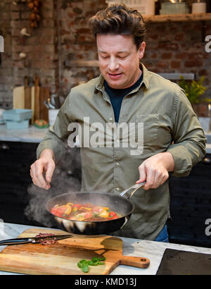 Hamburg, Deutschland. Dezember 2017. Der britische Küchenchef Jamie Oliver kocht am 6. Dezember 2017 in der One Kitchen Culinary School in Hamburg. Oliver präsentierte auch sein Buch „5 Ingredients · Quick & Easy Food Rezepte“. Quelle: Axel Heimken/dpa/Alamy Live News Stockfoto