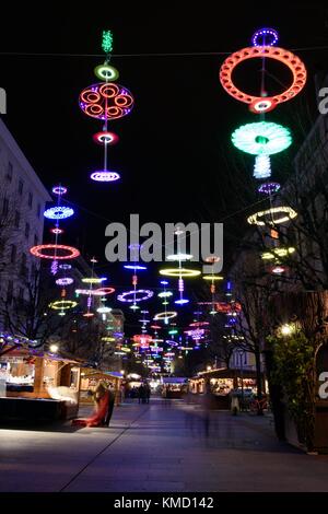 Lux-lge ist ein speziell für Geneva Lux entwickeltes Beleuchtungssystem von Ben Busche. 4 Meter hohe Kronleuchter mit feinen Motiven. Stockfoto