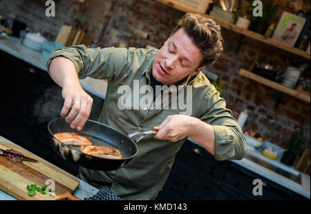 Hamburg, Deutschland. Dezember 2017. Der britische Küchenchef Jamie Oliver kocht am 6. Dezember 2017 in der One Kitchen Culinary School in Hamburg. Oliver präsentierte auch sein Buch „5 Ingredients · Quick & Easy Food Rezepte“. Quelle: Axel Heimken/dpa/Alamy Live News Stockfoto