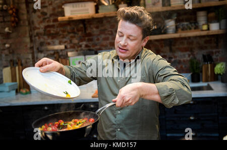 Hamburg, Deutschland. Dezember 2017. Der britische Küchenchef Jamie Oliver kocht am 6. Dezember 2017 in der One Kitchen Culinary School in Hamburg. Oliver präsentierte auch sein Buch „5 Ingredients · Quick & Easy Food Rezepte“. Quelle: Axel Heimken/dpa/Alamy Live News Stockfoto