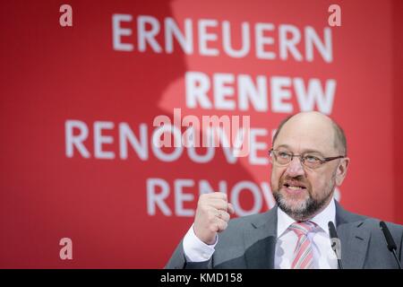 Berlin, Deutschland. Dezember 2017. Der Vorsitzende der Sozialdemokratischen Partei Deutschlands (SPD), Martin Schulz, spricht während der Internationalen Konferenz der Partei der europäischen Sozialisten im Willy Brandt Haus in Berlin, Deutschland, 6. Dezember 2017. Quelle: Kay Nietfeld/dpa/Alamy Live News Stockfoto