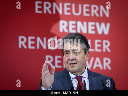 Berlin, Deutschland. Dezember 2017. Außenminister Sigmar Gabriel von der Sozialdemokratischen Partei Deutschlands (SPD) spricht während der Internationalen Konferenz der Partei der Europäischen Sozialisten im Willy Brandt Haus in Berlin am 6. Dezember 2017. Quelle: Kay Nietfeld/dpa/Alamy Live News Stockfoto