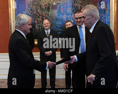 Prag, Tschechische Republik. Dezember 2017. Der tschechische Präsident Milos Zeman (rechts) erhält am 6. Dezember 2017 den Titel des neuen Botschafters der USA in Prag Stephen B. King (links) in Prag, Tschechische Republik. Quelle: Michal Krumphanzl/CTK Photo/Alamy Live News Stockfoto