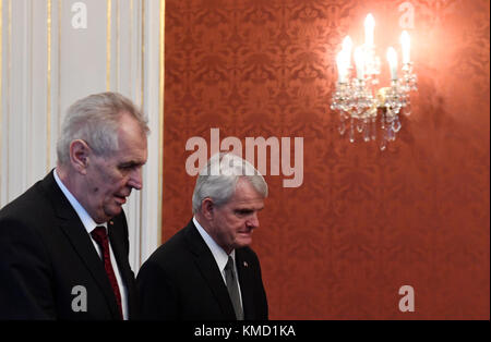 Prag, Tschechische Republik. Dezember 2017. Der tschechische Präsident Milos Zeman (links) erhielt am 6. Dezember 2017 den Titel des neuen Botschafters der USA in Prag Stephen B. King (rechts). Quelle: Michal Krumphanzl/CTK Photo/Alamy Live News Stockfoto