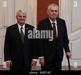 Prag, Tschechische Republik. Dezember 2017. Der tschechische Präsident Milos Zeman (rechts) erhielt am 6. Dezember 2017 den Titel des neuen Botschafters der USA in Prag Stephen B. King (links). Quelle: Michal Krumphanzl/CTK Photo/Alamy Live News Stockfoto