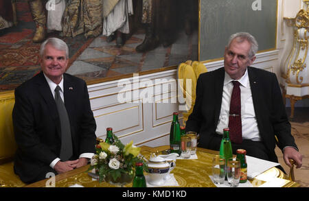 Prag, Tschechische Republik. Dezember 2017. Der tschechische Präsident Milos Zeman (rechts) erhielt am 6. Dezember 2017 den Titel des neuen Botschafters der USA in Prag Stephen B. King (links). Quelle: Michal Krumphanzl/CTK Photo/Alamy Live News Stockfoto