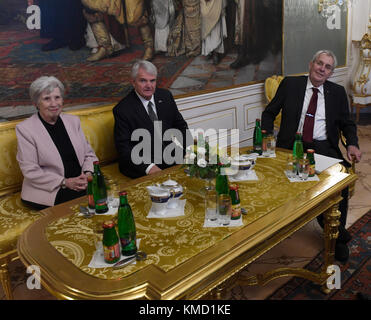 Prag, Tschechische Republik. 06 Dez, 2017. tschechische Präsident Milos Zeman (rechts) empfangenen Anmeldeinformationen von neuen Botschafter der USA Stephen b nach Prag. König (Mitte), in Prag, Tschechische Republik, am 6. Dezember 2017. Auf der linken Seite ist der König Frau Karen. Credit: Michal krumphanzl/ctk Photo/alamy live Nachrichten gesehen Stockfoto