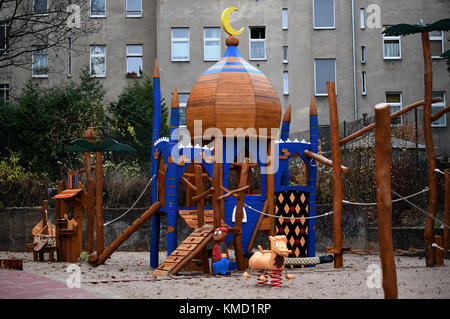 Berlin Neukoelln, Deutschland. Dezember 2017. Ein Klettergerüst steht auf dem Spielplatz „Ali Baba und die 40 Raeuber“ in Berlin Neukoelln, Deutschland, 05. Dezember 2017. Der Spielplatz wurde am 06. Dezember nach seiner Renovierung eröffnet. Quelle: Britta Pedersen/dpa-Zentralbild/dpa/Alamy Live News Stockfoto