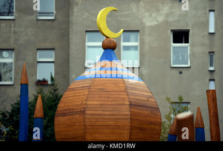 Berlin Neukoelln, Deutschland. Dezember 2017. Am Spielplatz „Ali Baba und die 40 Raeuber“ in Berlin Neukoelln, Deutschland, 05. Dezember 2017, ist ein Mond auf dem Klettergerüst angebracht. Der Spielplatz wurde am 06. Dezember nach seiner Renovierung eröffnet. Quelle: Britta Pedersen/dpa-Zentralbild/dpa/Alamy Live News Stockfoto