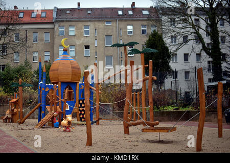 Berlin Neukoelln, Deutschland. Dezember 2017. Ein Klettergerüst steht auf dem Spielplatz „Ali Baba und die 40 Raeuber“ in Berlin Neukoelln, Deutschland, 05. Dezember 2017. Der Spielplatz wurde am 06. Dezember nach seiner Renovierung eröffnet. Quelle: Britta Pedersen/dpa-Zentralbild/dpa/Alamy Live News Stockfoto