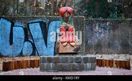 Berlin Neukoelln, Deutschland. Dezember 2017. Eine Figur von Ali Baba steht auf dem Spielplatz „Ali Baba und die 40 Raeuber“ in Berlin Neukoelln, Deutschland, 05. Dezember 2017. Der Spielplatz wurde am 06. Dezember nach seiner Renovierung eröffnet. Quelle: Britta Pedersen/dpa-Zentralbild/dpa/Alamy Live News Stockfoto