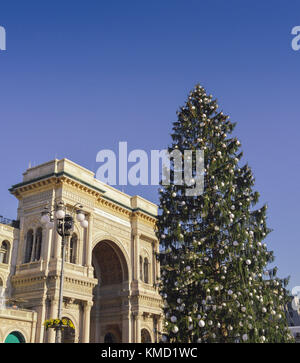 Mailand, Italien. 06 Dez, 2017. riesige Weihnachtsbaum auf der Piazza Duomo, Mailand, Italien Quelle: Alexandre rotenberg/alamy leben Nachrichten Stockfoto