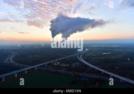 Dampf steigt in den Himmel, als sich die neuen Hochgeschwindigkeitsbahngleise der Brücke Saale-Elster-Talbrücke am 16. November 2017 bei Schkopau in die Ferne ziehen. Die neuen Hochgeschwindigkeitsbahngleise sind Teil des „Verkehrsprojekts der Deutschen Einheit 8“ (VD E8), einer neuen Hochgeschwindigkeitsbahnverbindung zwischen Berlin und München. Der neue Zugverkehr, der am 10. Dezember in Verbindung mit den regelmäßigen Fahrplanänderungen in Betrieb genommen wird, wird die Fahrzeiten zwischen den Städten um etwa zwei Stunden verkürzen. Passagiere, die in den ICE-Hochgeschwindigkeits-Sprinter-Zug einsteigen, werden nun eine sein Stockfoto