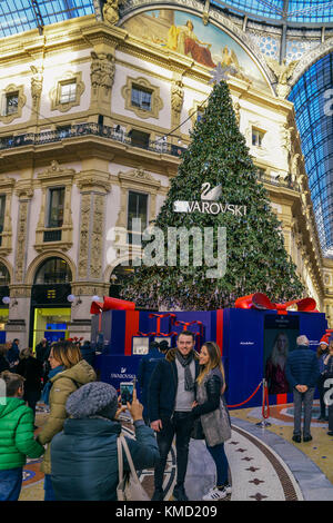 Mailand, Italien. Dezember 2017. Riesiger Weihnachtsbaum gesponsert von Swarovski in der Galleria Vittorio Emanuele II in Mailand, Lombardei, Italien vor der Weihnachtseinkaufsaison Credit: Alexandre Rotenberg/Alamy Live News Stockfoto