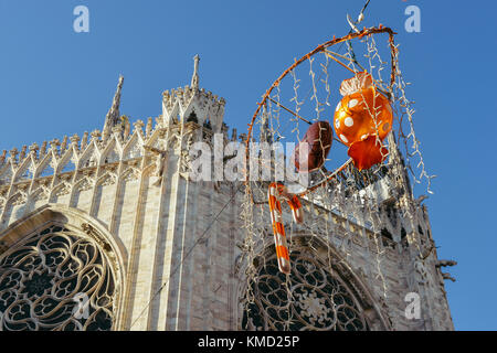 Mailand, Italien. 06 Dez, 2017. Weihnachten Ornamente auf der Piazza Duomo, Mailand, Lombardei, Italien vor der Holiday Shopping Season Credit: Alexandre rotenberg/alamy leben Nachrichten Stockfoto