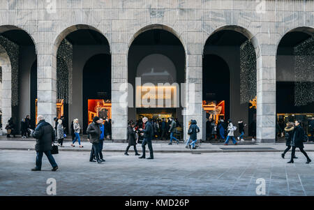 Mailand, Italien. 06 Dez, 2017. La Rinascente, was bedeutet, dass das Renaissance ist ein Kaufhaus in Mailand, Lombardei, Italien, hier während der belebten Weihnachtsgeschäft credit gesehen: Alexandre rotenberg/alamy leben Nachrichten Stockfoto