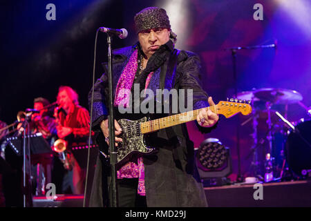 Mailand Italien. 05. Dezember 2017. Der amerikanische Musiker und Schauspieler Stevie Van Zandt, die häufig unter dem Künstlernamen Little Steven mit seinen Jüngern der Seele führt live auf der Bühne im Alcatraz während des oulfire Tour 2017 "Credit: Rodolfo Sassano/Alamy leben Nachrichten Stockfoto