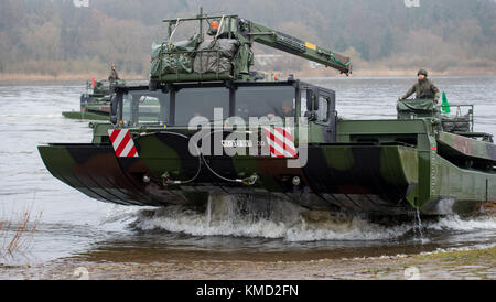 Artlenburg, Deutschland. November 2017 30. Deutsche Bundeswehr-Truppen betreiben am 30. November 2017 ein Wehrschiff vom Typ „Amphibie M3“ über einen Wasserabschnitt an der Elbe bei Artlenburg. Quelle: Philipp Schulze/dpa/Alamy Live News Stockfoto