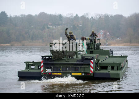 Artlenburg, Deutschland. November 2017 30. Deutsche Bundeswehr-Truppen betreiben am 30. November 2017 ein Wehrschiff vom Typ „Amphibie M3“ über einen Wasserabschnitt an der Elbe bei Artlenburg. Quelle: Philipp Schulze/dpa/Alamy Live News Stockfoto