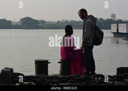 Kolkata, Indien, 6. Dezember 2017. die Stadt der Freude. Ein unbekannter Liebhaber genießen Sie den Winter Sonnenuntergang über Flusses hoogly. Stockfoto