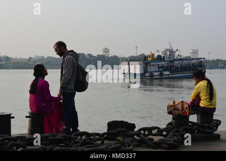 Kolkata, Indien, 6. Dezember 2017. die Stadt der Freude. Ein unbekannter Liebhaber genießen Sie den Winter Sonnenuntergang über Flusses hoogly. Stockfoto