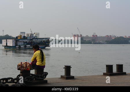 Kolkata, Indien, 6. Dezember 2017. die Stadt der Freude. Ein unbekannter Liebhaber genießen Sie den Winter Sonnenuntergang über Flusses hoogly. Stockfoto