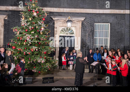 Downing Street, London, UK. 6. Dezember, 2017. Hauptstadt der Kinder Kunst Chor singen Weihnachtslieder die Beleuchtung der Weihnachtsbaum außerhalb 10 Downing Street, Heimat der britische Premierminister zu markieren. Credit: Malcolm Park/Alamy Leben Nachrichten. Stockfoto