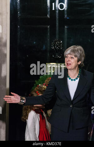 London, Großbritannien. 6. Dezember 2017. Premierminister Theresa die Beleuchtung der Downing Street Weihnachtsbaum mit der Hauptstadt kunst Chor besucht. Der Baum wurde von Wales gespendet-basierte Gower frische Weihnachtsbäume, der Verband Züchter der Weihnachtsbaum Winzer des Jahres ausgezeichnet. Es mit Kugeln und Lichtern geschmückt ist und gekrönt mit einem Stern und es ist das erste Mal, dass ein Weihnachtsbaum aus Wales außerhalb 10 Downing Street steht. Stockfoto