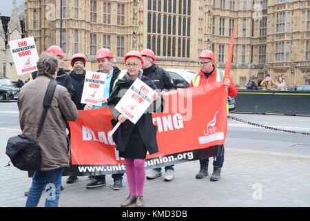 London, Großbritannien. 06 Dez, 2017 Mittwoch, 6. Dezember 12.15 Uhr altes Schloss Hof Westminster uk, Gail cartmail und Mitglieder der schwarzen Liste suport Gruppe halten ein Foto rufen Sie an, bevor Sie Lobbyarbeit für eine öffentliche Untersuchung der Praxis der Schäden von gewerkschaftsaktivisten Leben, Kredit: Philip Robins/alamy leben Nachrichten Stockfoto