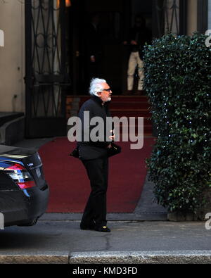 Mailand, Italien. 06 Dez, 2017. Mailand, Flavio Briatore beim Mittagessen mit Alessandro benetton Flavio Briatore verlässt die "baretto" nach dem Mittagessen mit Alessandro Benetton. Hier sind die zwei, wie sie das Restaurant verlassen, dann nach der Grüße Flavio Briatore steigt in das Auto und ist die Heimat von seinem Fahrer berücksichtigt. Credit: unabhängige Fotoagentur srl/alamy leben Nachrichten Stockfoto