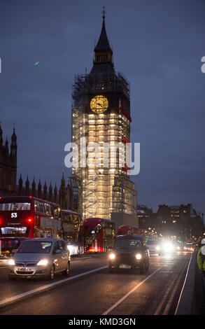 Westminster Bridge, London, Großbritannien. 6. Dezember 2017. Ruhe vor dem Sturm, eine milde und graue abendliche Hauptverkehrszeit in Westminster, bevor es am 7. Dezember in Form von Sturm Caroline zu heftigen Regenfällen und starken Winden in London zur morgendlichen Hauptverkehrszeit kam. Quelle: Malcolm Park/Alamy Live News. Stockfoto