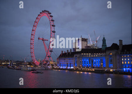 Westminster Bridge, London, Großbritannien. 6. Dezember 2017. Ruhe vor dem Sturm, eine milde und graue abendliche Hauptverkehrszeit in Westminster, bevor es am 7. Dezember in Form von Sturm Caroline zu heftigen Regenfällen und starken Winden in London zur morgendlichen Hauptverkehrszeit kam. Quelle: Malcolm Park/Alamy Live News. Stockfoto