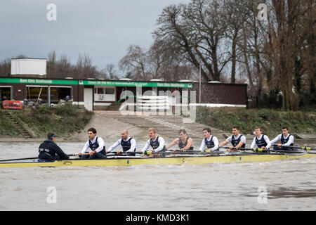 London, England. 06 Dez, 2017. Boat Race-Studie viiis (achter) sind die einzige Möglichkeit, beiden Seiten haben den vollen Kurs Rennen von Putney zu mortlake mit dem Rennen die Schiedsrichter, so liefern einen wichtigen Test für Ruderer und coxes gleichermaßen. Der erste Versuch Rennen der Achter wurde von Oxford 153 Jahren im Jahr 1859 inszeniert und Cambridge trat der Tradition drei Jahre später im Jahr 1862. Die Besatzungen für die Oxford in diesem Jahr Männer Studie achten sind wie folgt: Stabil (Hüllen). Bug. Jonathan olandi 2. charl Credit: Duncan Grove/alamy leben Nachrichten Stockfoto