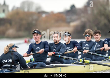 London, England. 06 Dez, 2017. Boat Race-Studie viiis (achter) sind die einzige Möglichkeit, beiden Seiten haben den vollen Kurs Rennen von Putney zu mortlake mit dem Rennen die Schiedsrichter, so liefern einen wichtigen Test für Ruderer und coxes gleichermaßen. Der erste Versuch Rennen der Achter wurde von Oxford 153 Jahren im Jahr 1859 inszeniert und Cambridge trat der Tradition drei Jahre später im Jahr 1862. Die Besatzungen für die Oxford in diesem Jahr Männer Studie achten sind wie folgt: Stabil (Hüllen). Bug. Jonathan olandi 2. charl Credit: Duncan Grove/alamy leben Nachrichten Stockfoto