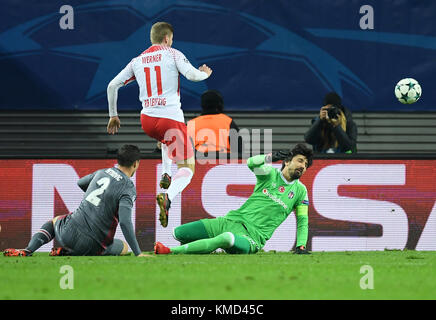 Leipzig, Deutschland. Dezember 2017. Der Leipziger Timo Werner (C) setzt sich gegen den Istanbuler Matej Mitrovic (L) und Torhüter Tolga Zengin durch und schießt beim Champions-League-Fußball-Spiel zwischen RB Leipzig und Besiktas Istanbul in der Red Bull Arena in Leipzig am 6. Dezember 2017 ins Tor. Quelle: Hendrik Schmidt/dpa-Zentralbild/dpa/Alamy Live News Stockfoto