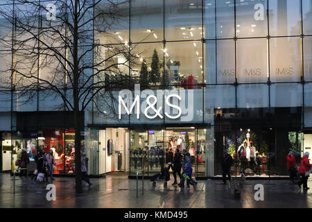 Das Stadtzentrum von Belfast, Nordirland, Großbritannien. 06. Dezember 2017. UK Wetter - einen grauen und feuchten Nachmittag in Belfast mit Duschen. M&S store Weihnachten 2017 - helle shop Lichter auf feuchten Böden wider, die Menschen in Donegall Place eingekauft. Quelle: David Hunter/Alamy Leben Nachrichten. Stockfoto