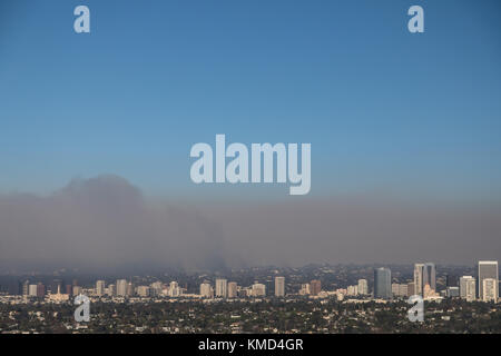 Los Angeles, USA. 06 Dez, 2017. Rauch aus dem skirball Feuer aufsteigt aus dem Sepulveda pass in Los Angeles Mittwoch Morgen. Credit: Brent Durand/Alamy leben Nachrichten Stockfoto